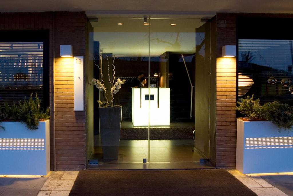 una puerta de cristal de un edificio con plantas en él en Hotel Salus en Pescara