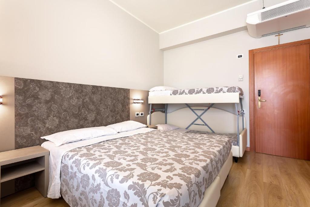 A bed or beds in a room at Hotel San Giorgio