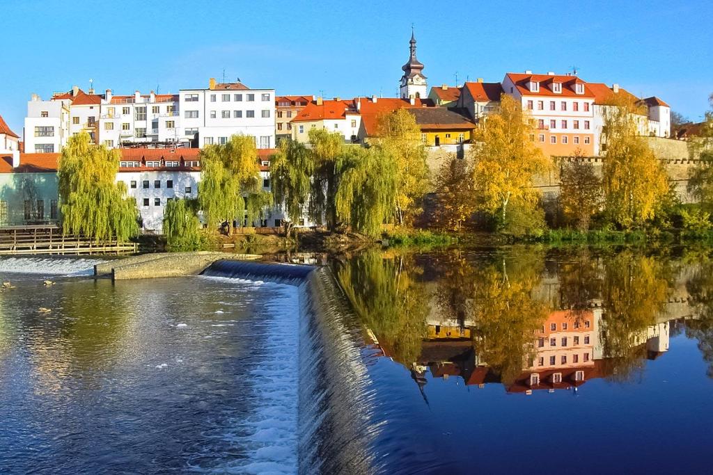 Výhled na řeku, která protéká v blízkosti apartmánu