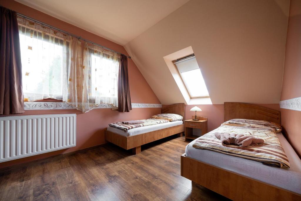 Łóżko lub łóżka w pokoju w obiekcie Szenti Vendégház