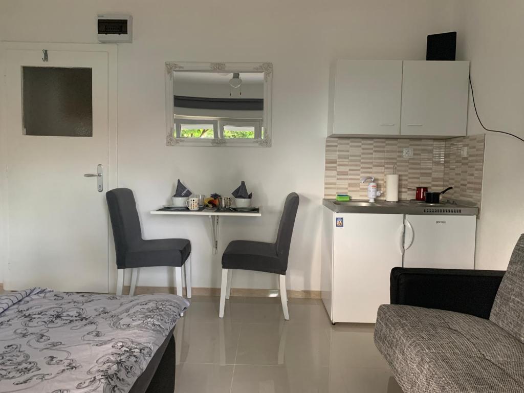 イモツキにあるStudio apartman Mikoの部屋にテーブルと椅子のあるキッチン