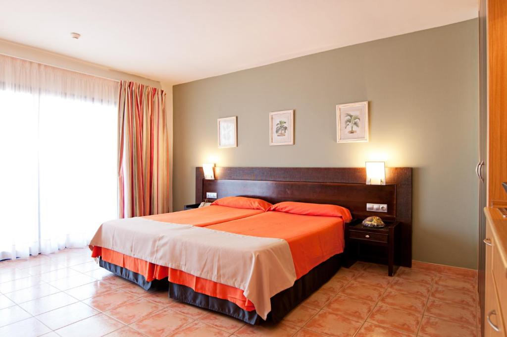 Postel nebo postele na pokoji v ubytování Hotel LIVVO Lago Taurito & Aquapark