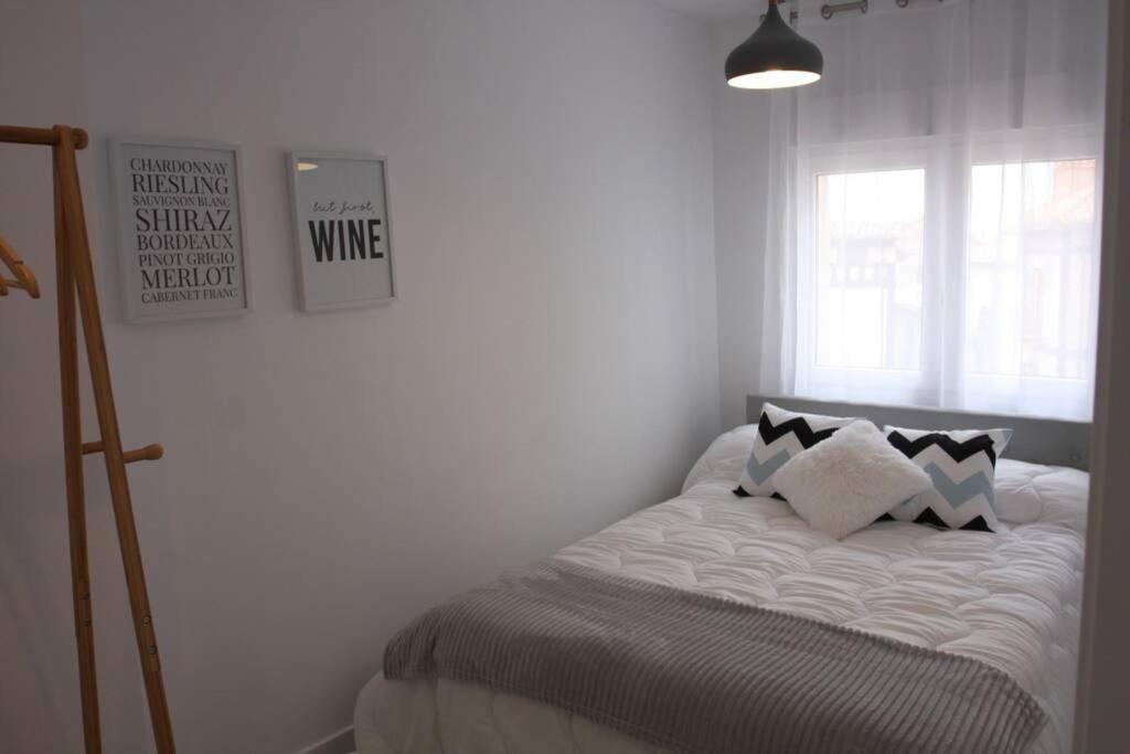 Postel nebo postele na pokoji v ubytování Apartamentos La Herradura Balcón
