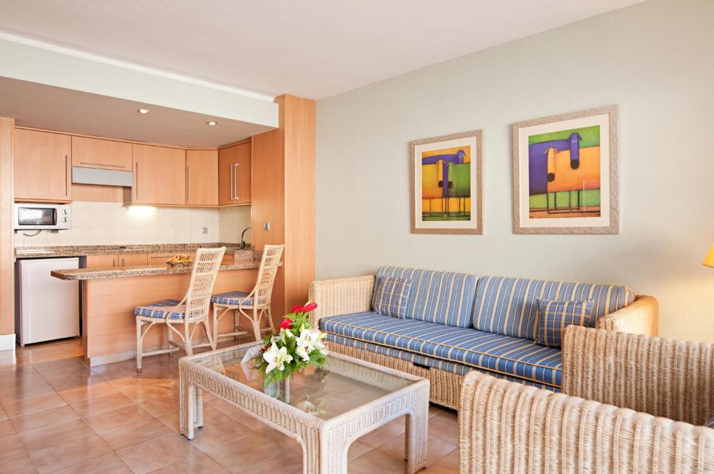 Kuchyň nebo kuchyňský kout v ubytování Hotel LIVVO Lago Taurito & Aquapark