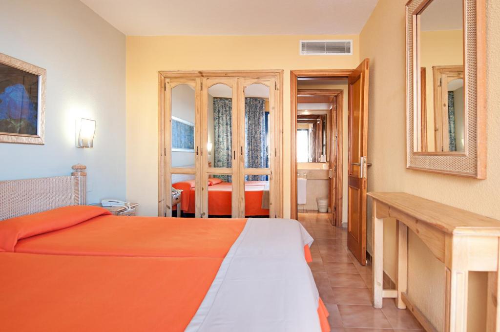 Postel nebo postele na pokoji v ubytování Hotel LIVVO Lago Taurito & Aquapark