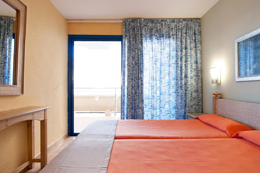 Postel nebo postele na pokoji v ubytování Hotel LIVVO Lago Taurito & Aquapark