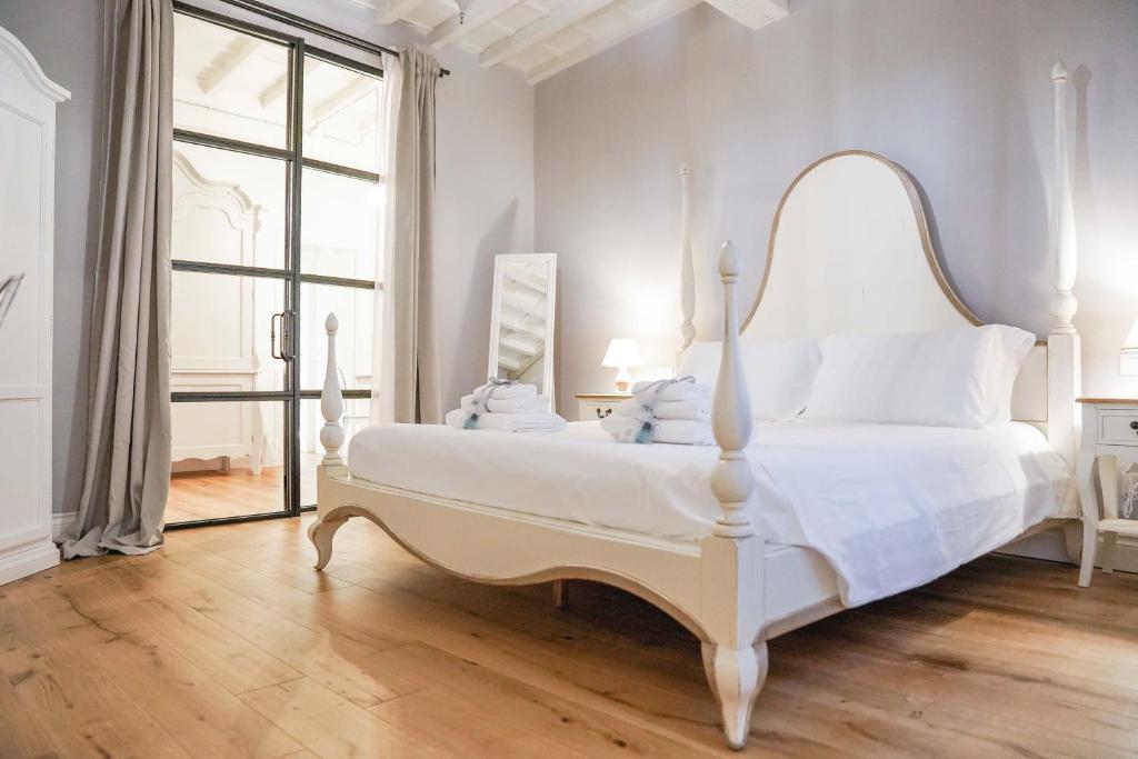 A bed or beds in a room at Art Apartment Black & White Suite