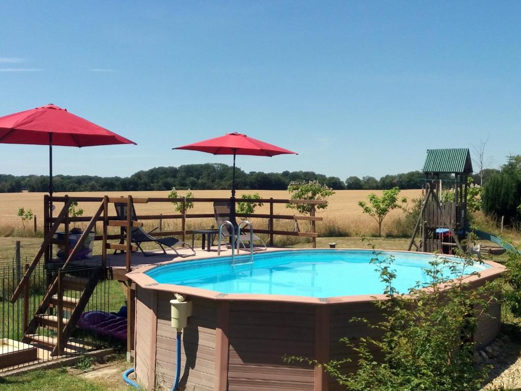 Bazén v ubytování Les Chalets du Quignon nebo v jeho okolí