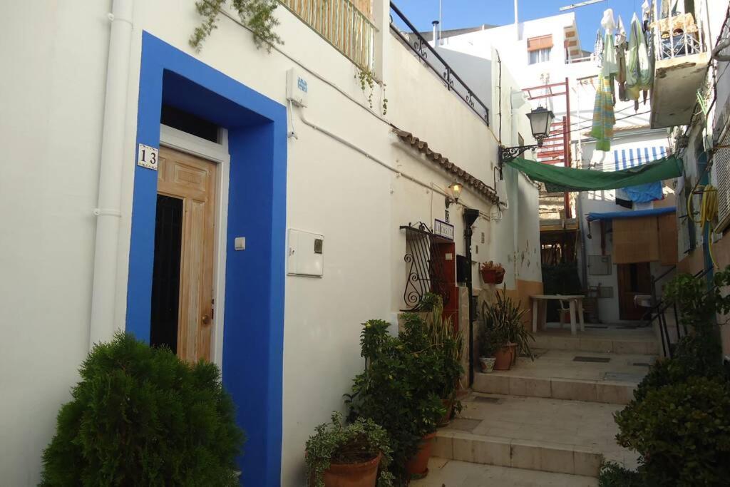 uma porta azul do lado de um edifício em Las Terrazas em Alicante