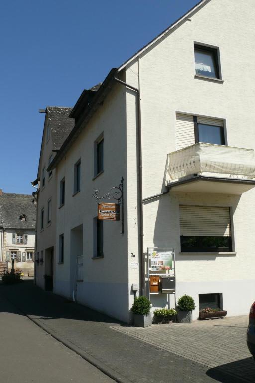 a white building on the side of a street at Gästehaus Herbert Kappes in Zeltingen-Rachtig