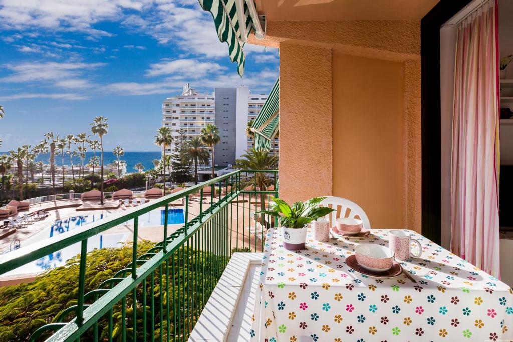 einen Balkon mit einem Tisch und Meerblick in der Unterkunft Apartment Acapulco Sunset View in Playa Fañabe