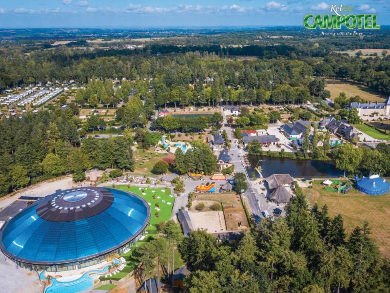 una vista aérea de un gran parque de atracciones en Mobile Homes by KelAir at Camping Domaine des Ormes en Dol-de-Bretagne