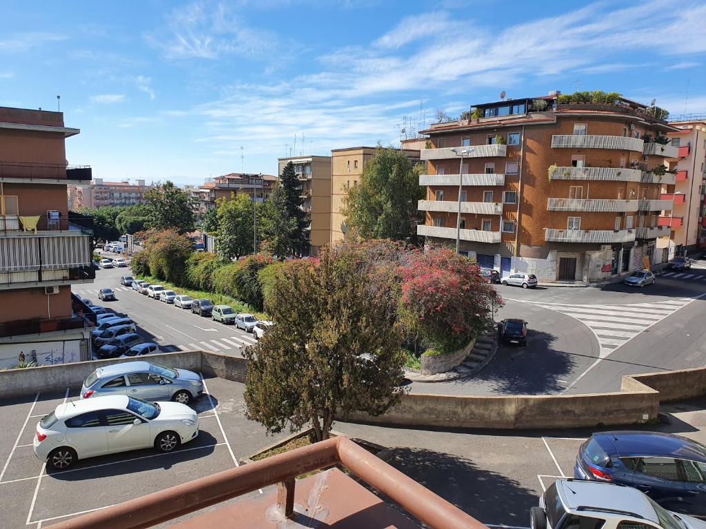 widok na parking z zaparkowanymi samochodami w obiekcie COCO Apartments w Katanii