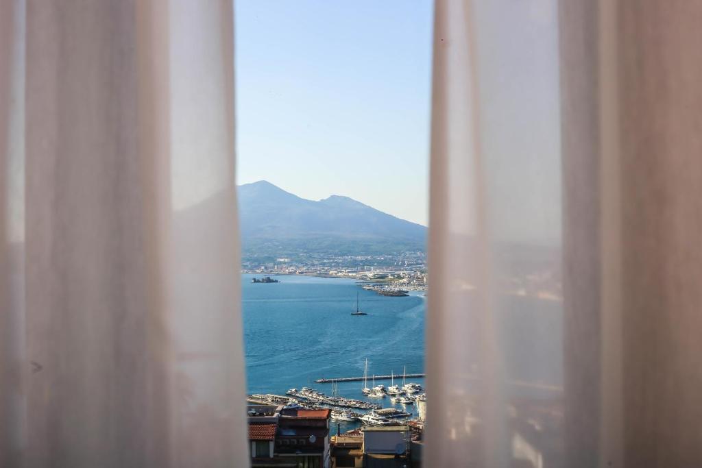 una ventana con vistas al océano en Experience Boutique Hotel - Villa Cimmino, en Castellammare di Stabia