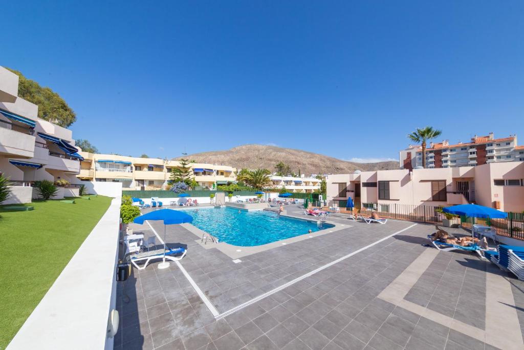 an image of a swimming pool at a hotel at Apartamento en Sur y sol Los Cristianos in Los Cristianos