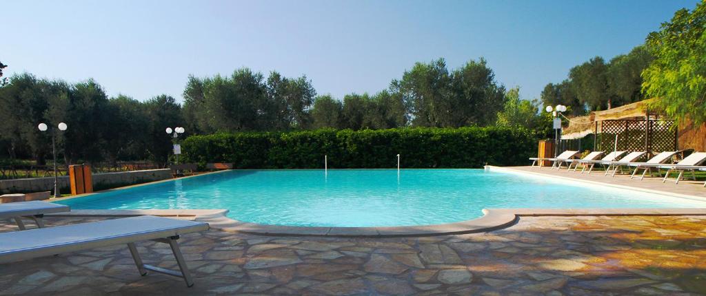 una gran piscina con sillas y una mesa en Torre Pinta en Otranto