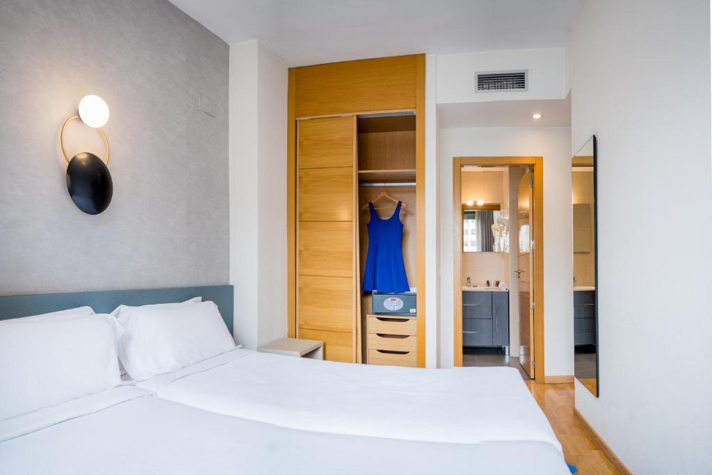 Postel nebo postele na pokoji v ubytování Compostela Suites
