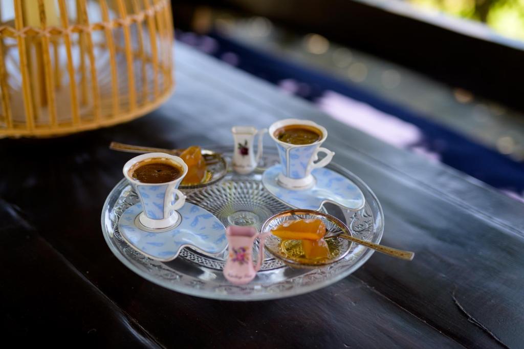 ein Tablett mit zwei Tassen Kaffee auf dem Tisch in der Unterkunft Villa Avra in Ammoudia