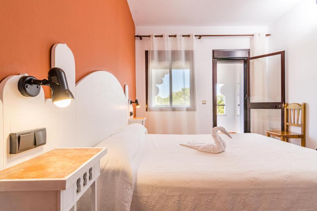 a room with a bed with a swan on it at Hostal Alhambra in Zahora