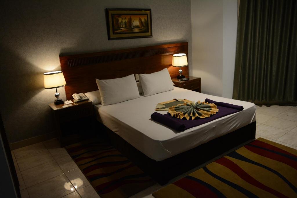 Een bed of bedden in een kamer bij Jewel Glorious Hotel