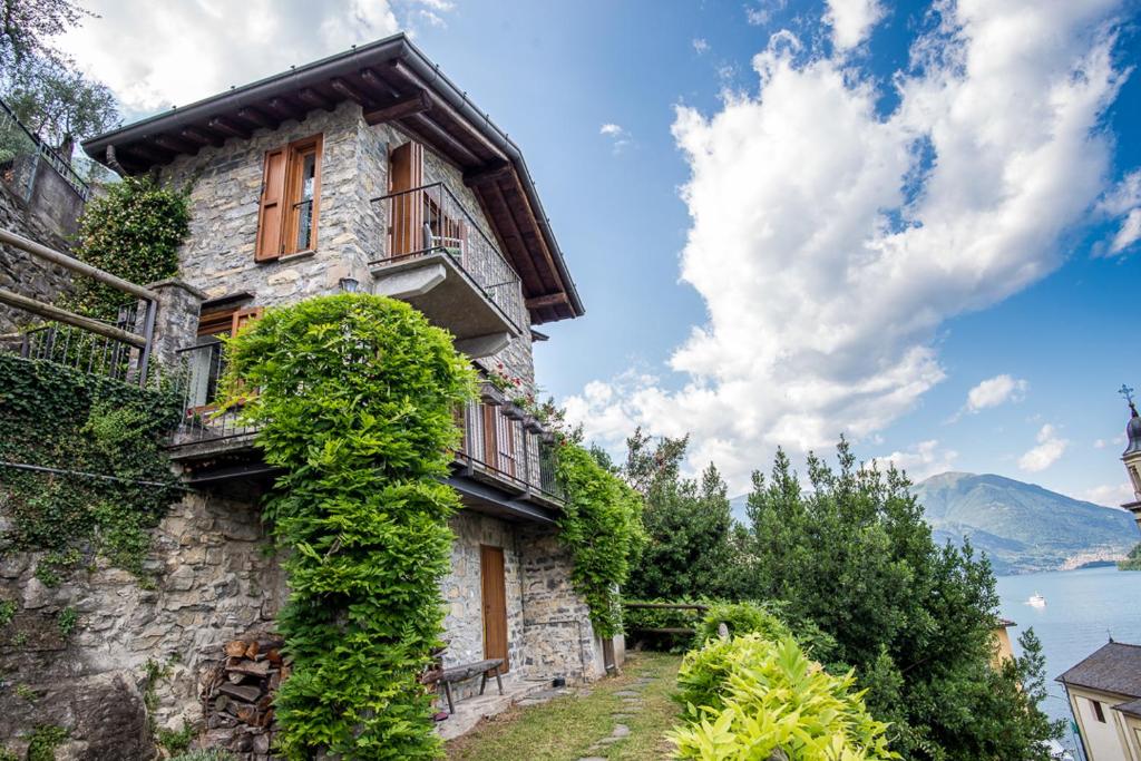 a stone house with ivy on the side of it at Chalet Lilia in Brienno