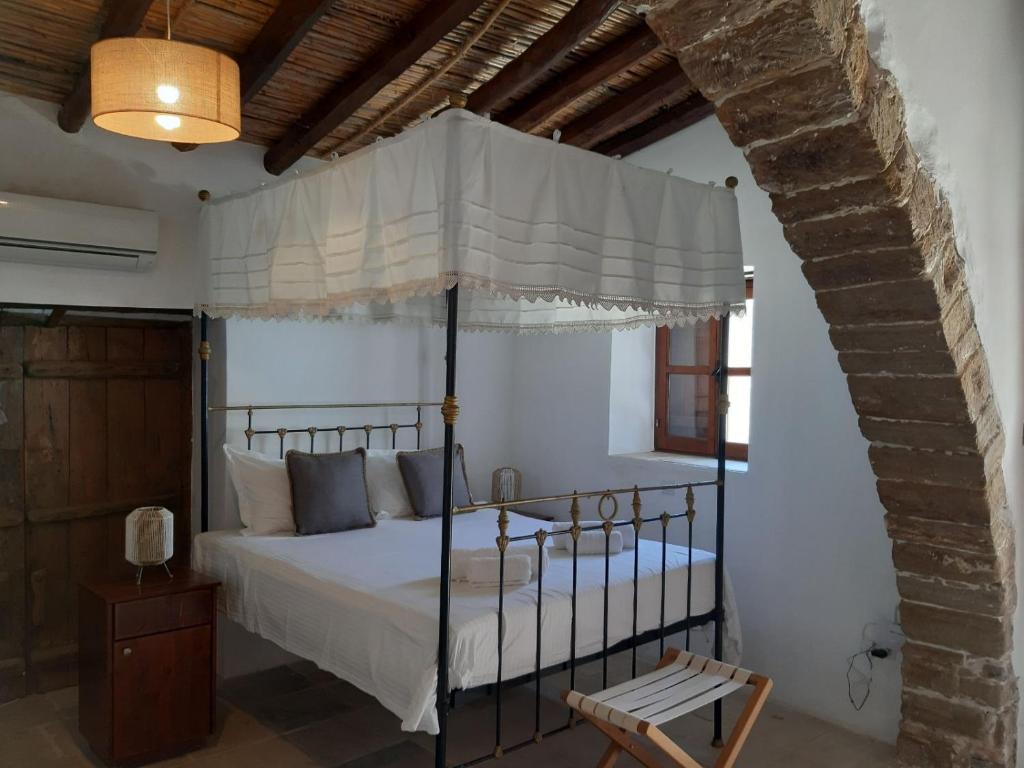 a bedroom with a canopy bed in a room at Saint Antonio Maroni in Maroni
