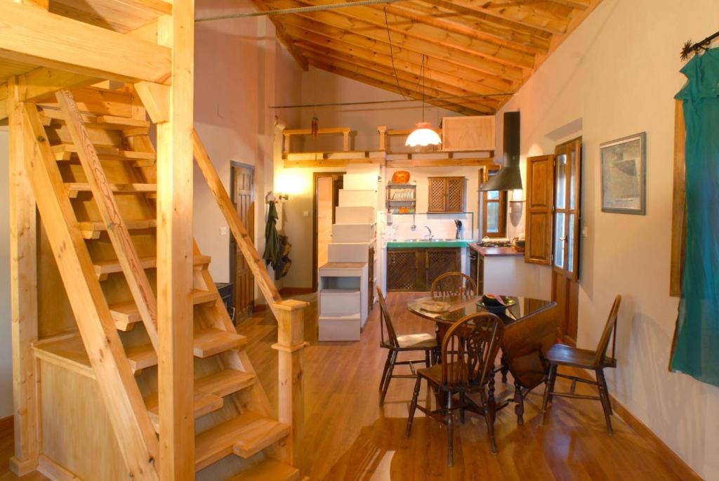 eine Küche und ein Esszimmer mit einer Treppe in einem winzigen Haus in der Unterkunft Estudio con vistas Albayzin in Granada