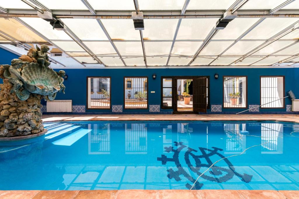 The swimming pool at or close to La Rejaquera