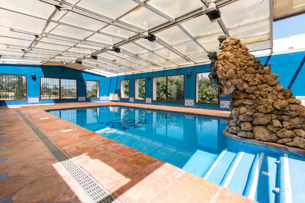 The swimming pool at or close to La Rejaquera
