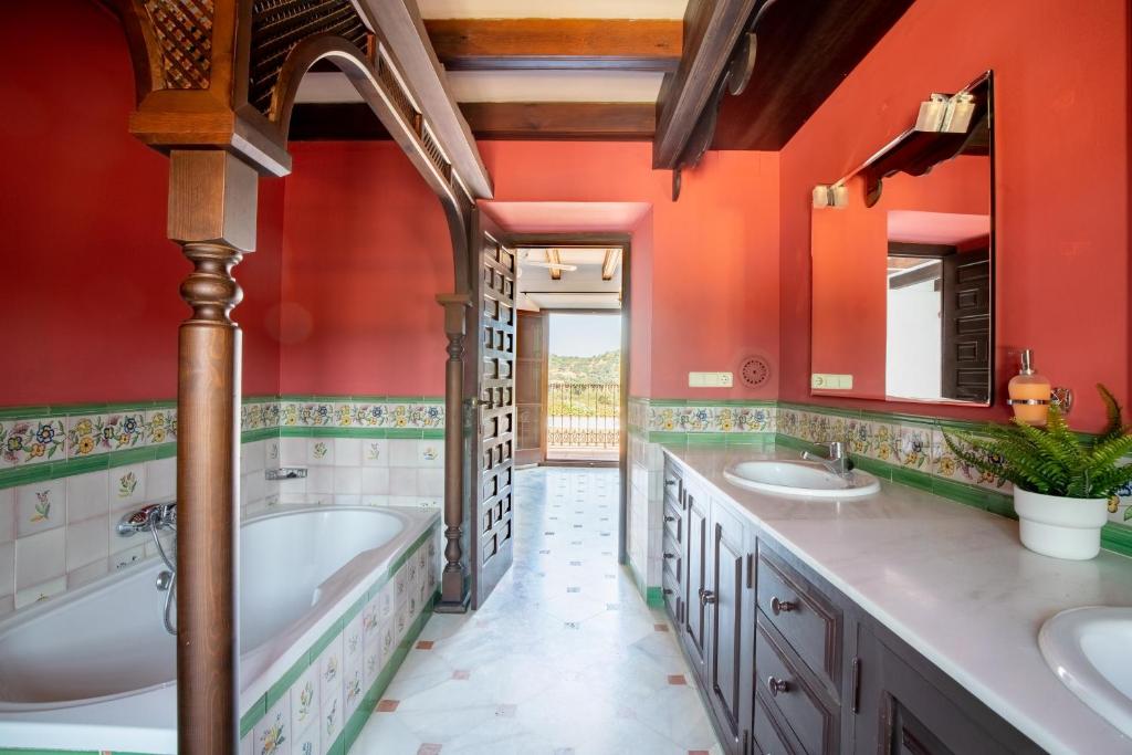 A bathroom at La Rejaquera
