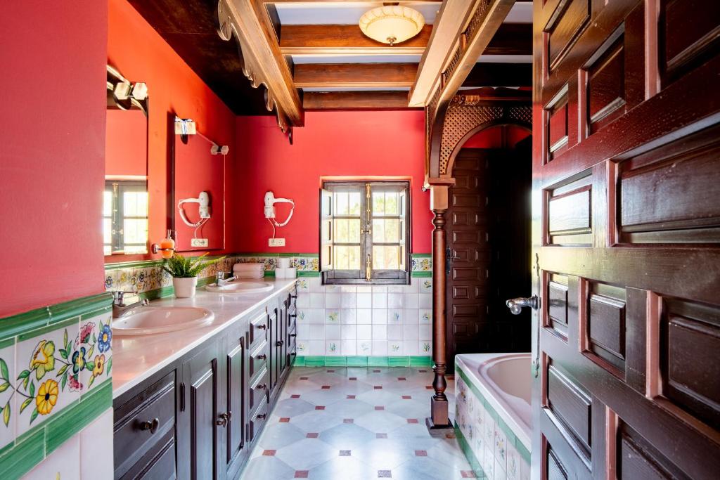A kitchen or kitchenette at La Rejaquera