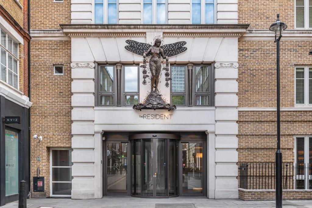 um edifício com uma cruz na parte da frente em The Resident Soho em Londres