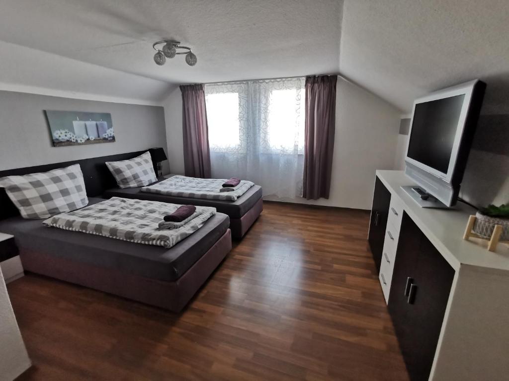 uma sala de estar com um sofá e uma televisão de ecrã plano em M&M Apartments em Augustdorf