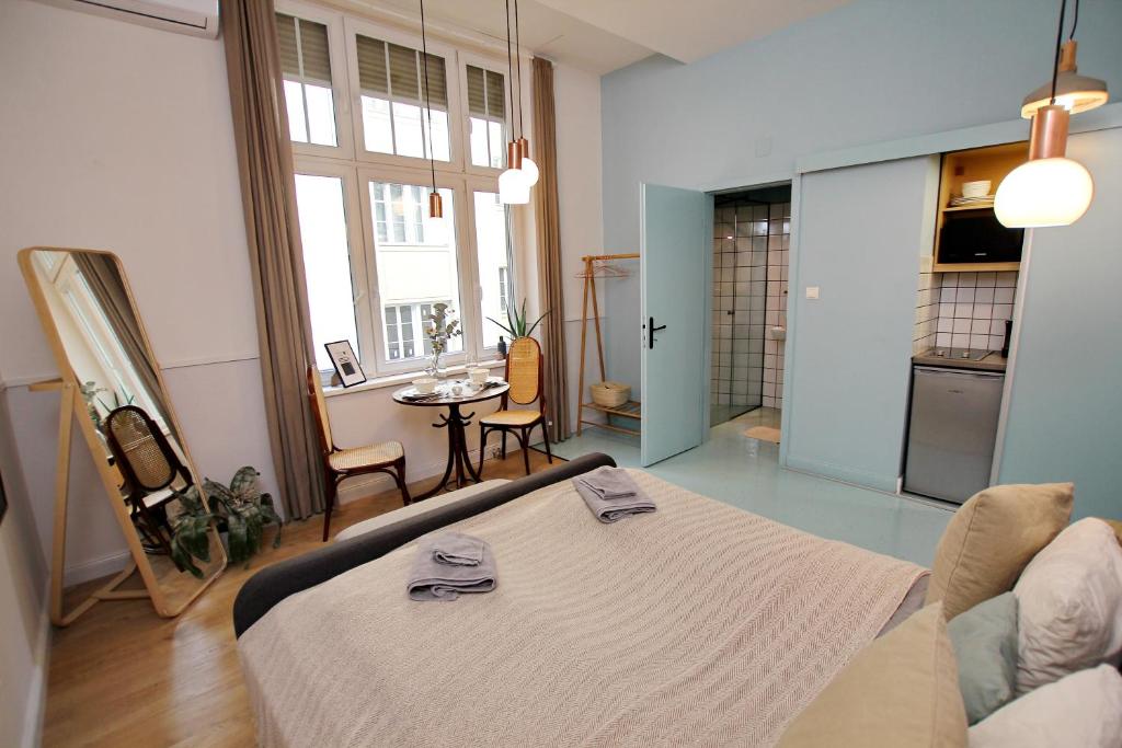 Posteľ alebo postele v izbe v ubytovaní Gellerico Apartments Deák Square