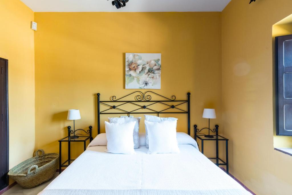 A bed or beds in a room at La Rejaquera