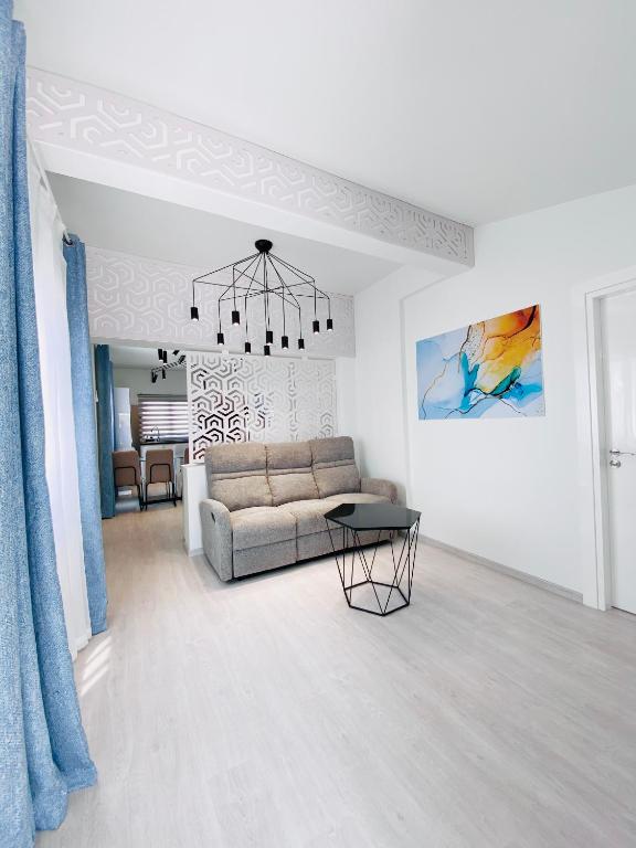 un soggiorno con un divano e un tavolo di SANDY BAY Villa a Ayia Napa
