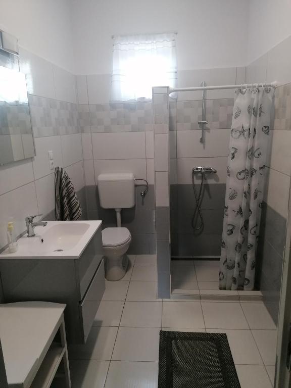 Koupelna v ubytování Apátságúti Vendégház