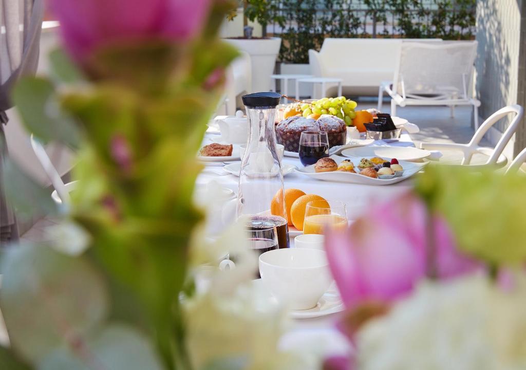 una tavola ricoperta di piatti di cibo e frutta di IDILLIO YOUR LUXURY ROOMS a Pescara