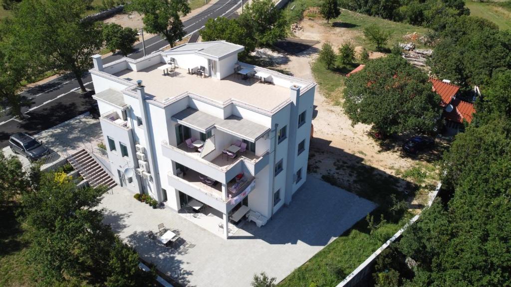 una vista aerea di una casa bianca di Apartment Anića Kuk a Starigrad-Paklenica (Ortopula)