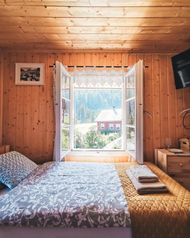 Postel nebo postele na pokoji v ubytování Gästehaus Alpenglühn