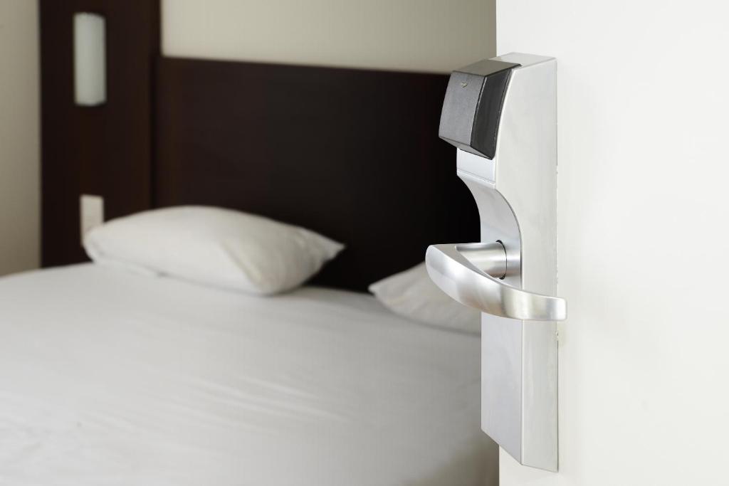 Postel nebo postele na pokoji v ubytování Brit Hotel Essentiel REIMS Taissy