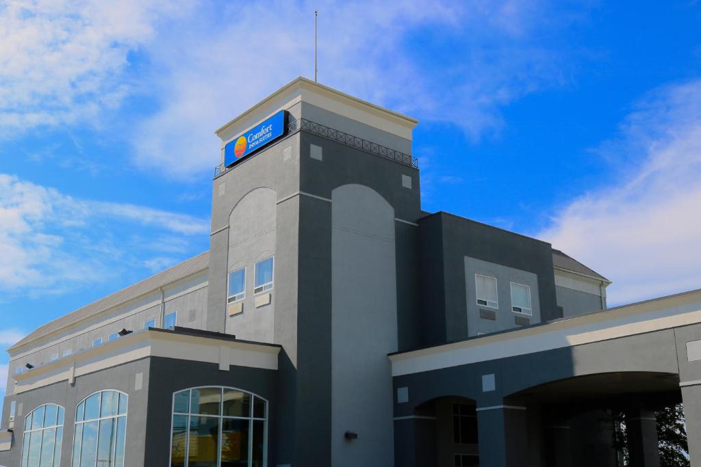 un edificio con una torre de reloj encima en Comfort Inn & Suites Airport South en Calgary