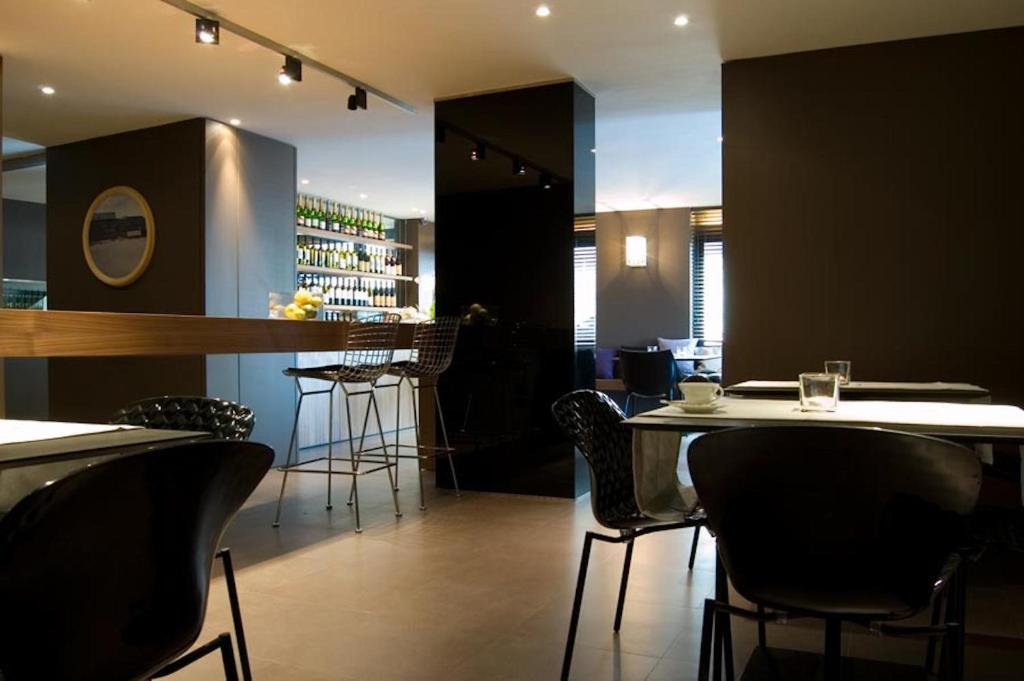 a restaurant with tables and chairs and a bar at Hotel Salus in Pescara