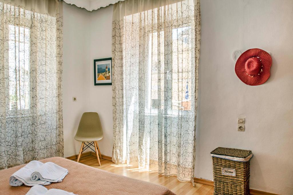 Posteľ alebo postele v izbe v ubytovaní Theodora's old Corfu home