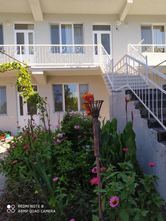 una casa con scala e fiori nel cortile di Emzari's Apartment a Kobuleti