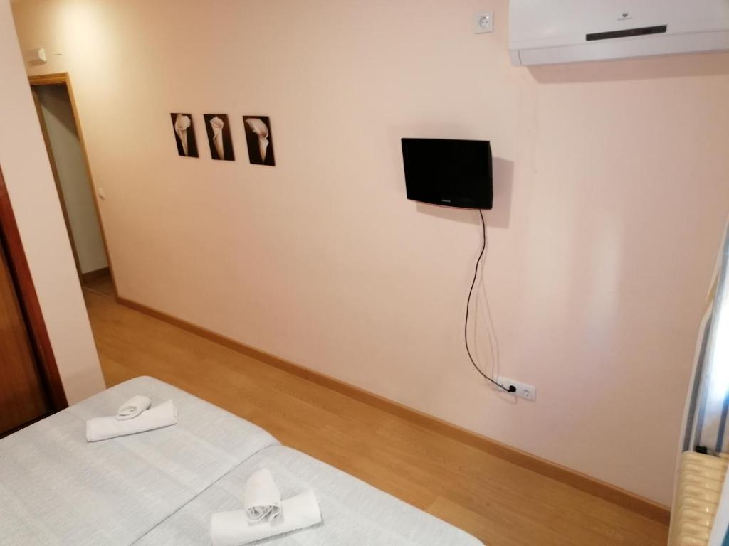 A bed or beds in a room at Hostal Hernan Cortes