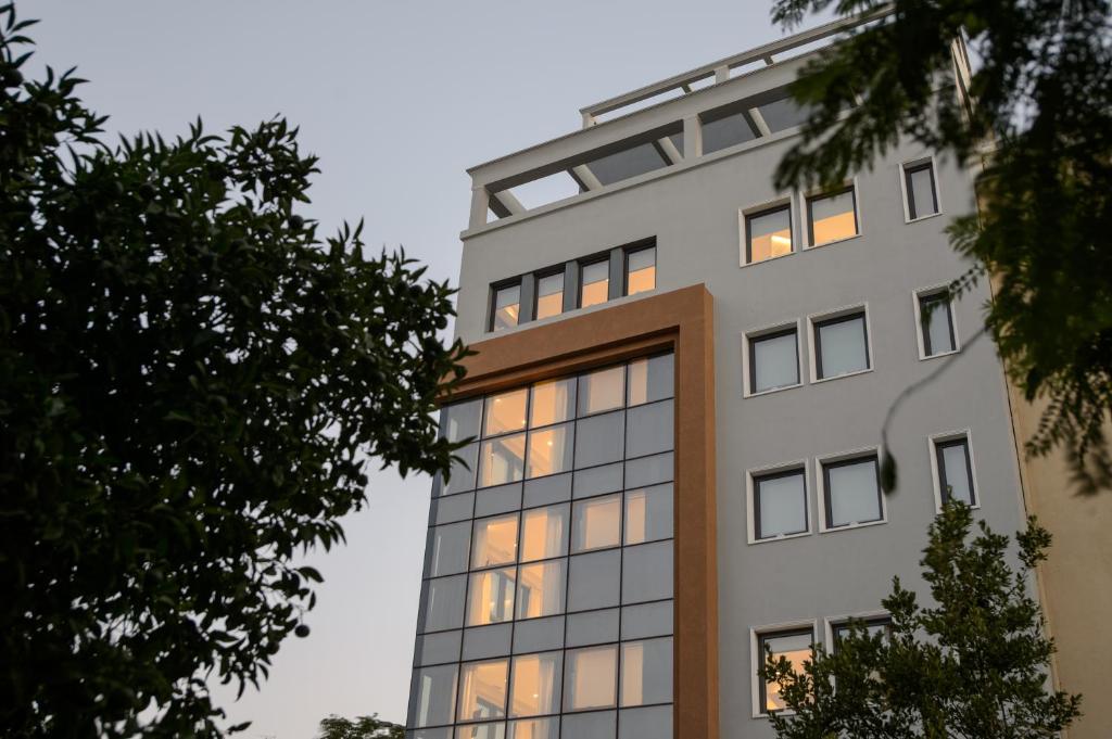 um edifício de escritórios com as luzes acesas em The Convo Syngrou Apartments em Atenas
