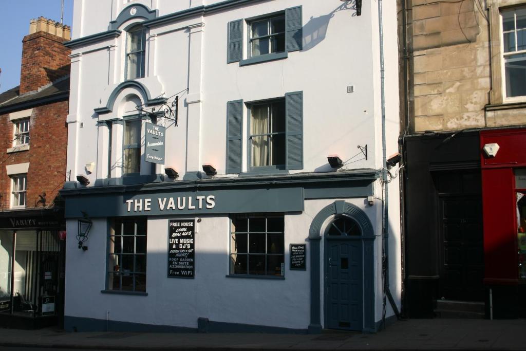 un edificio blanco con un cartel que lee las paredes en The Vaults, en Shrewsbury