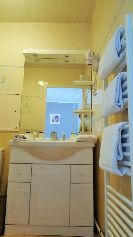 Modern'Hôtel - Centre ville - SNCF - Triple Room