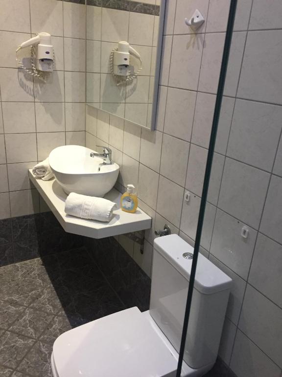 Koupelna v ubytování Voula Hotel